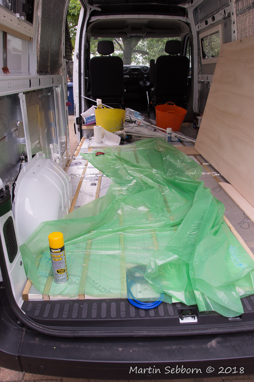 Laying the vapour barrier